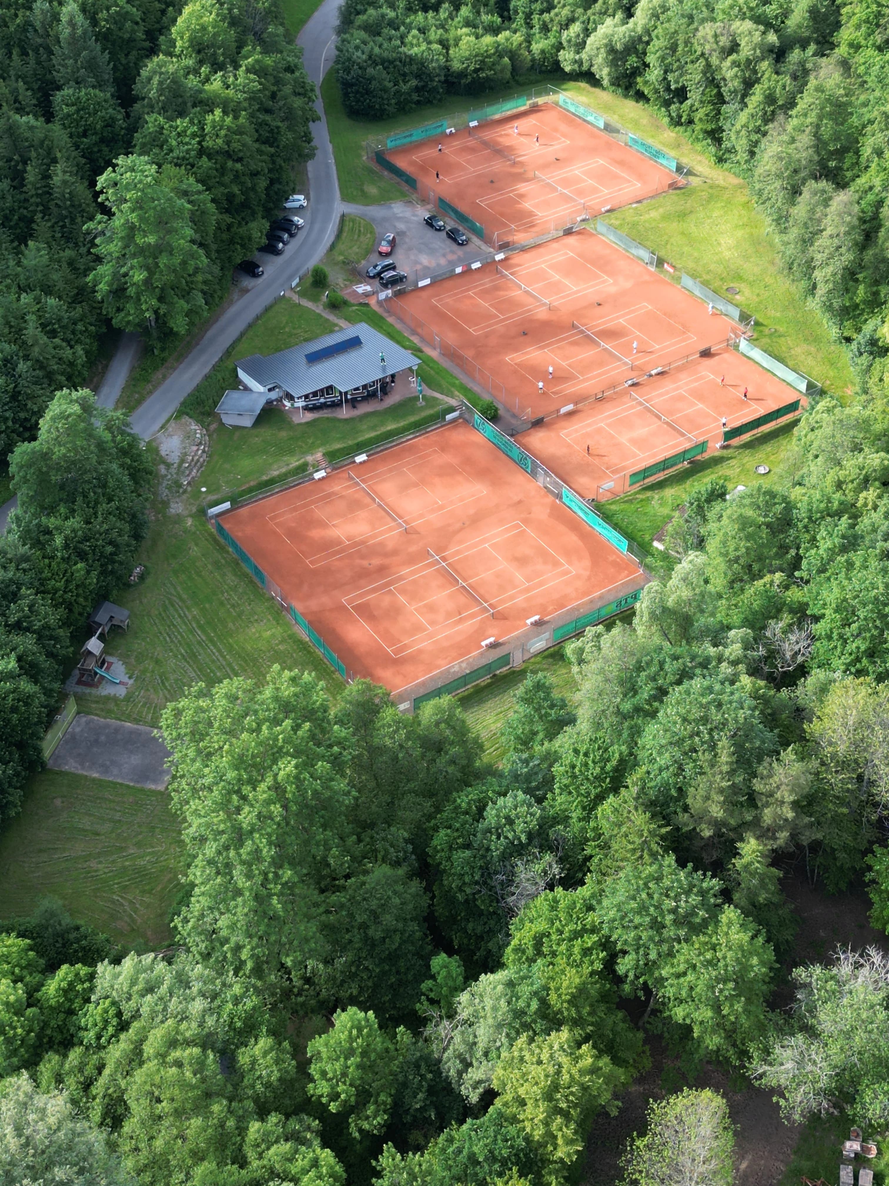 Drohnenaufnahme der Tennisanlage des TC Gruen-Weiss Buchen im Muehltal