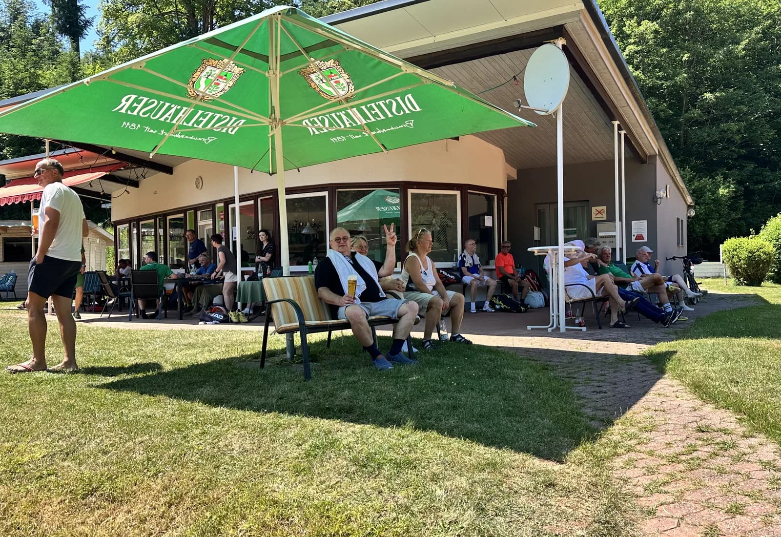 Clubhaus-Terrasse mit Mitgliedern und Gaesten