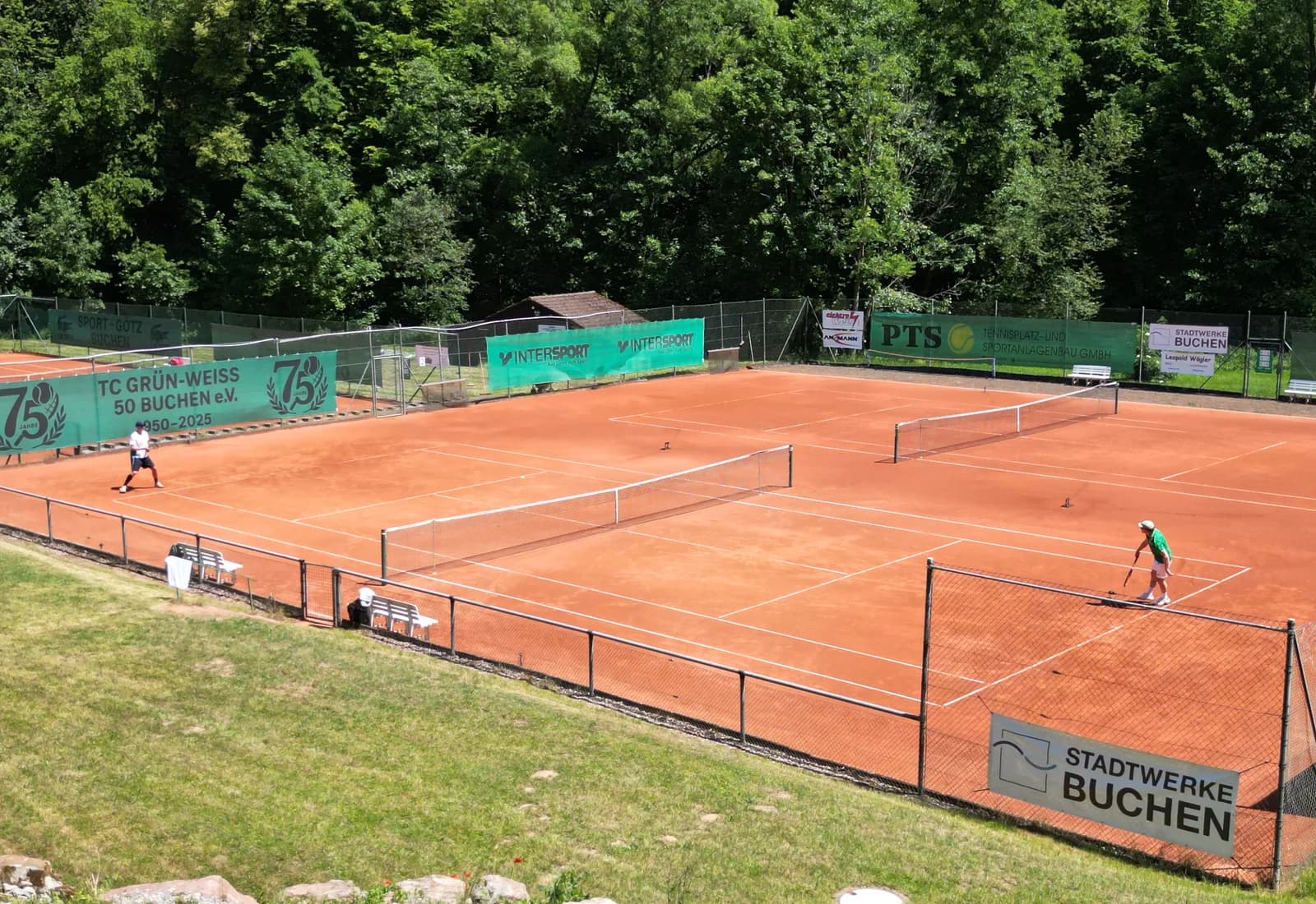 Tennisspiel auf den Sandplaetzen des TC Gruen-Weiss Buchen