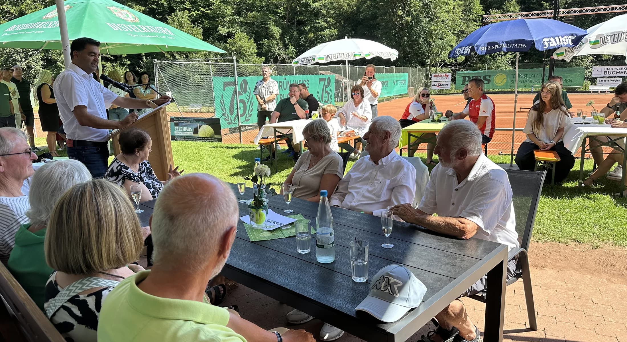 Gesellige Momente am Tennisplatz des TC Gruen-Weiss Buchen