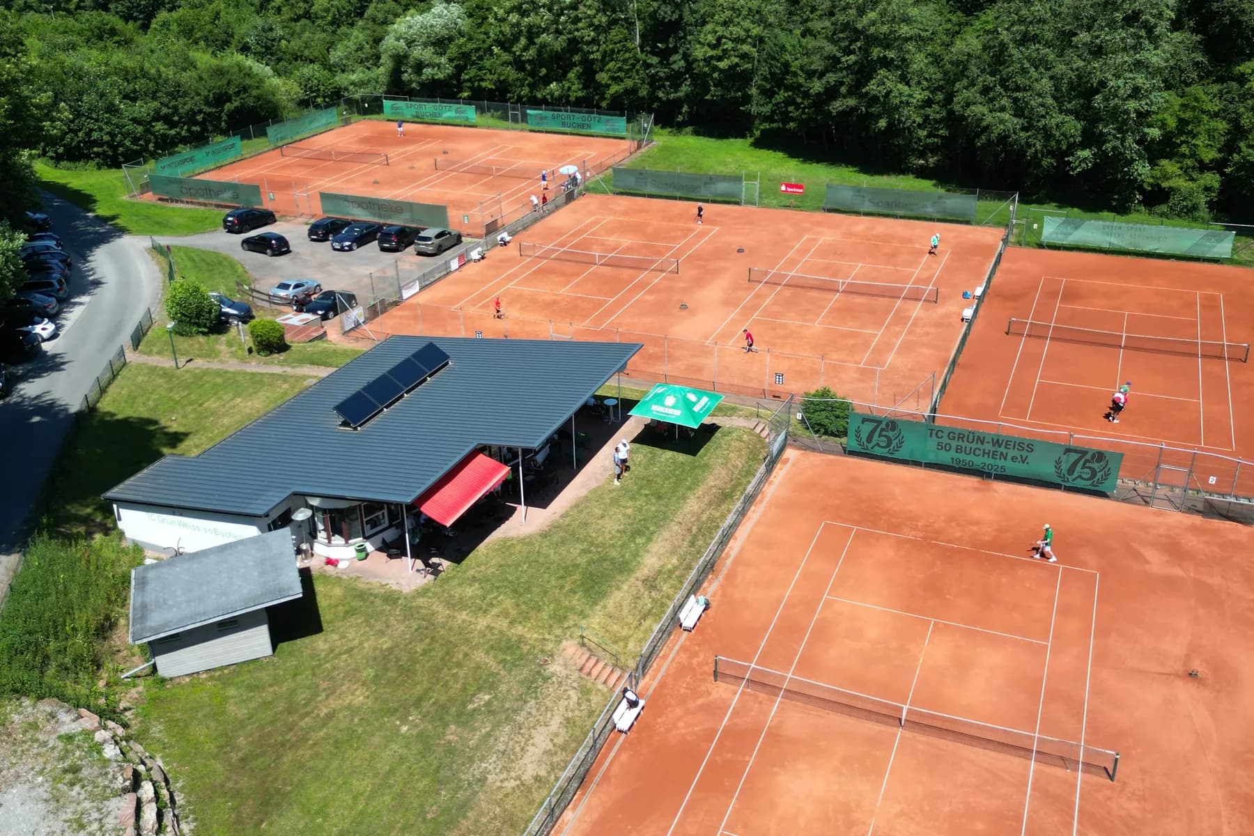 Clubhaus und Sandplaetze aus der Luft