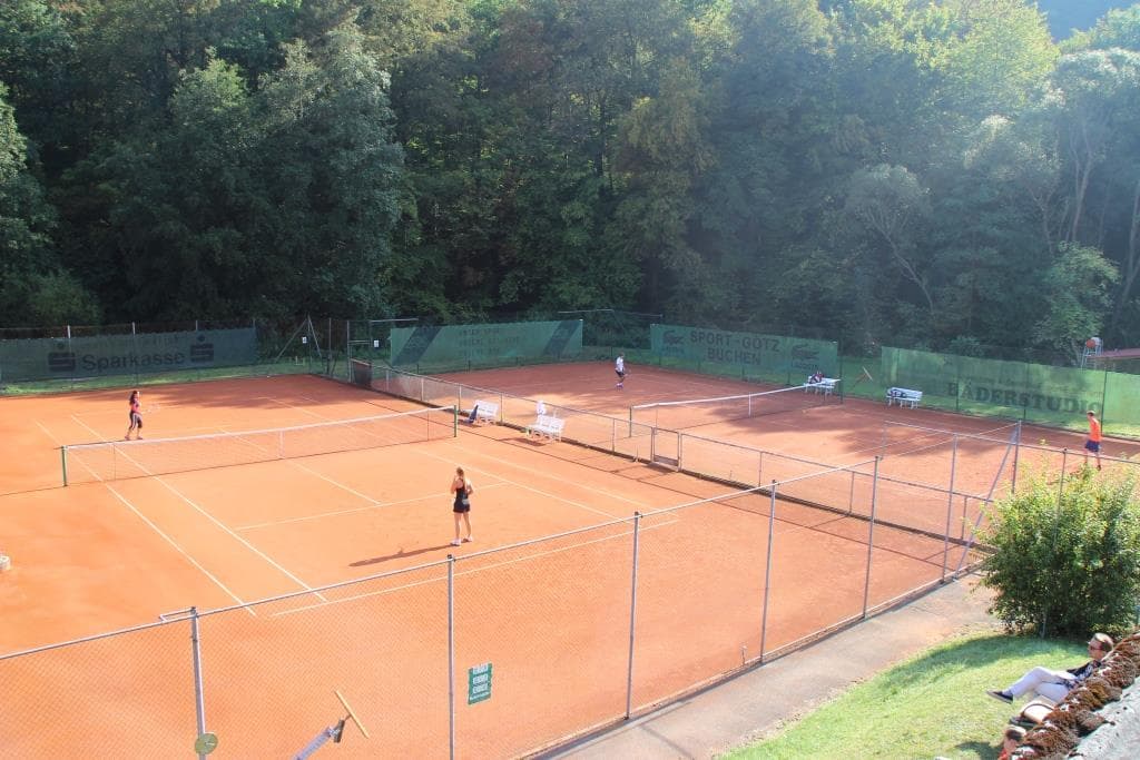 Ueberblick ueber die Tennisanlage im Muehltal